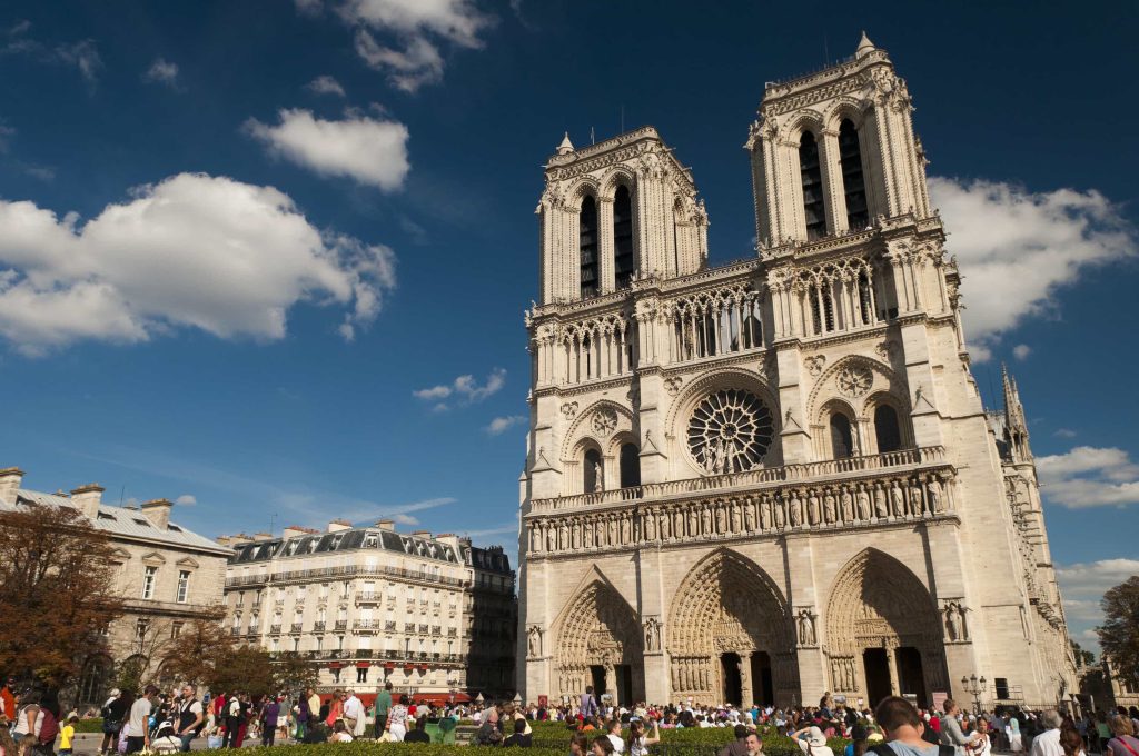 foto contrapicado de la Catedral Notre Dame de Paris en un día soleado